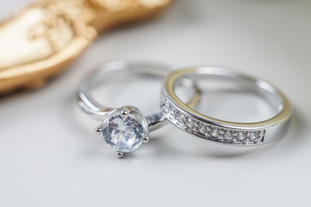 Fechar o anel de diamante de noivado Amor e conceito de casamento foco suave e seletivo