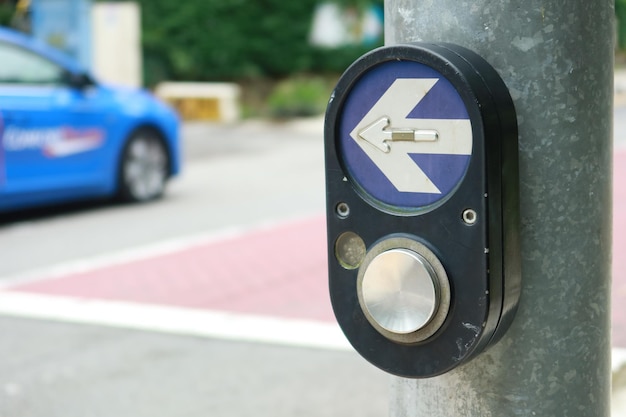 Fechar o botão de sinal de cruzamento em singapura