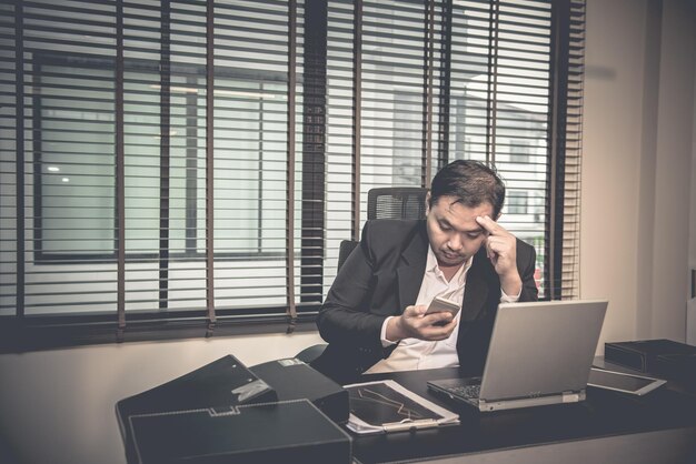 Fechar o estresse Empresário asiáticoFalha no trabalhoPessoas da TailândiaNão é sucesso nos negóciosConceito de homem de tristeza