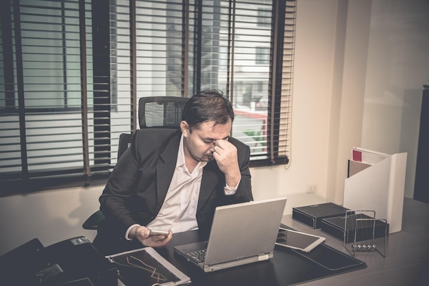 Fechar o estresse Empresário asiáticoFalha no trabalhoPessoas da TailândiaNão é sucesso nos negóciosConceito de homem de tristeza