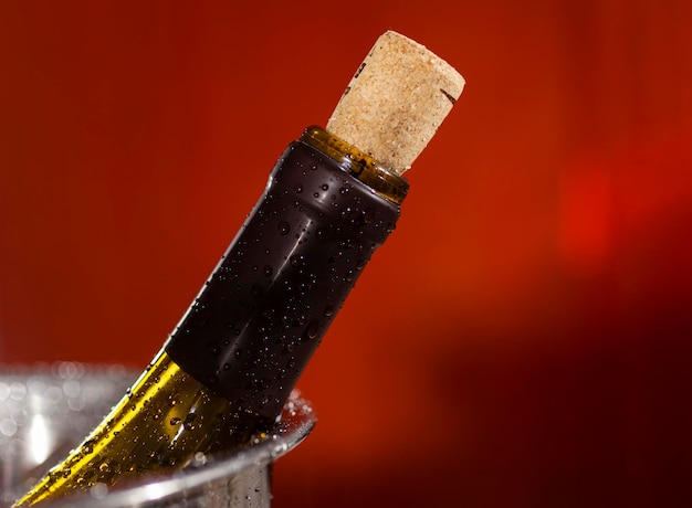 Fechar o gargalo de uma garrafa de vinho com uma rolha em gotas de água