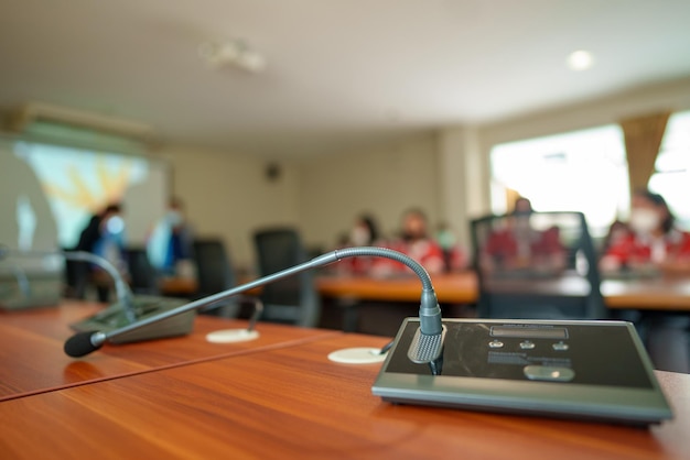 Foto fechar o microfone na sala de reuniões de conferência ou para segundo plano