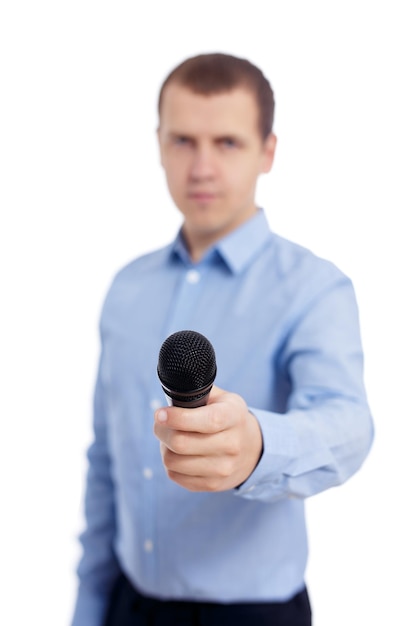 Foto fechar o microfone nas mãos masculinas de jornalista ou repórter isoladas em branco
