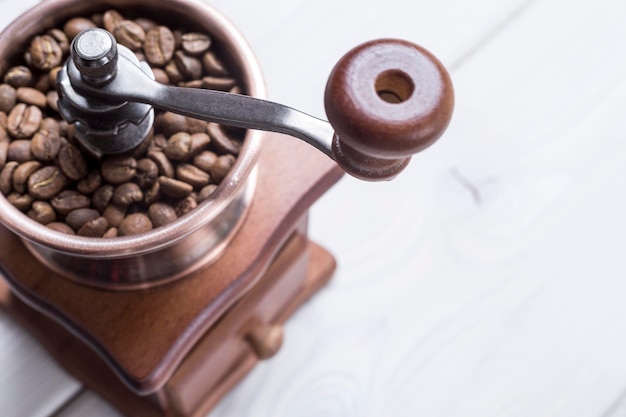 Foto fechar o moedor de café na mesa de madeira