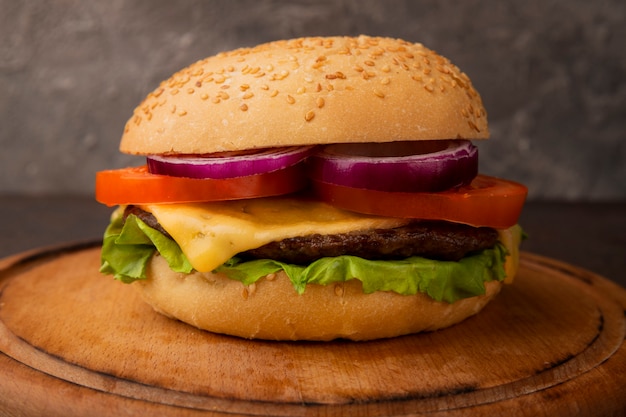 Foto fechar o queijo derretido no sanduíche