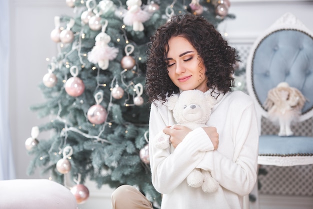 Fechar o retrato de mulher bonita no Natal