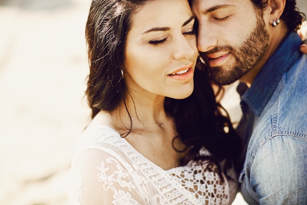 Fechar o retrato de um casal lindo amor na praia