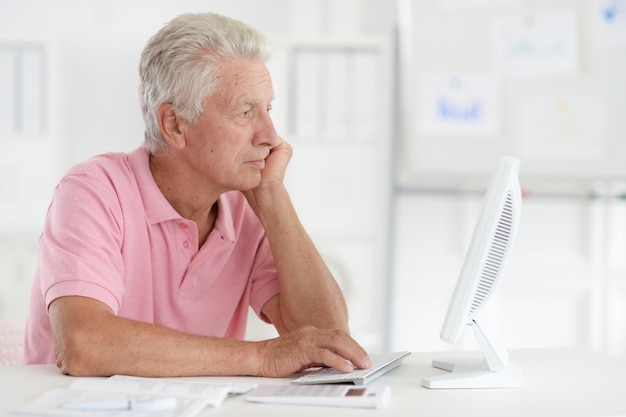 Fechar o retrato de um homem sênior problemático