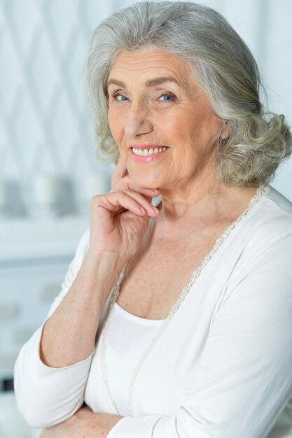 Foto fechar o retrato de uma linda mulher sênior sorridente posando em casa