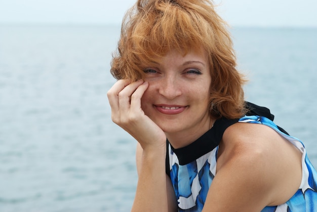 Fechar o retrato de uma mulher bonita com fundo azul