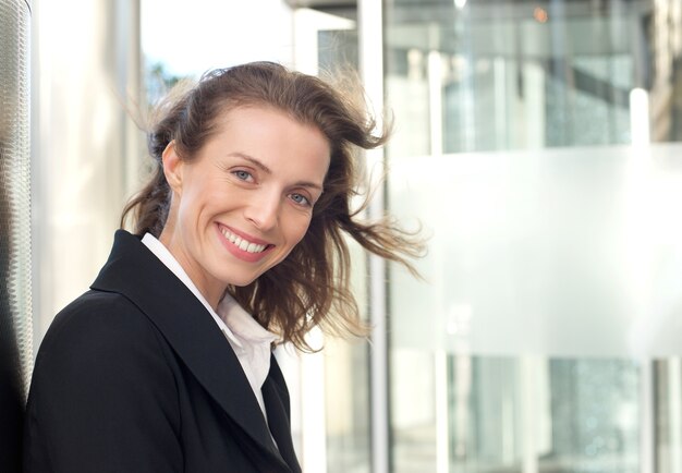 Foto fechar o retrato de uma mulher de negócios amigáveis ​​sorrindo