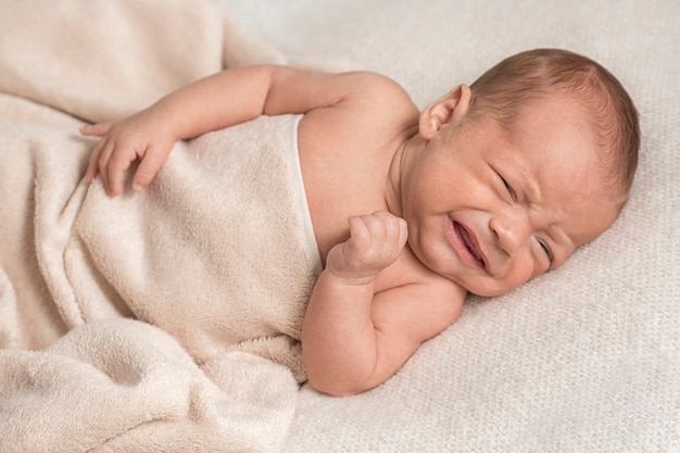 Foto fechar o retrato do lindo bebê recém-nascido