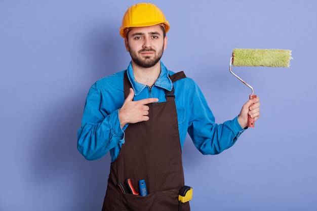 Fechar o retrato do reparador usando chapéu protetor amarelo