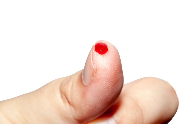 Foto fechar o sangue no polegar em branco