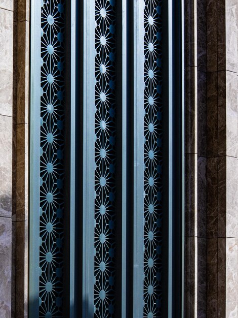 Fechar os detalhes arquitetônicos da fachada metálica da mesquita moderna de Istambul