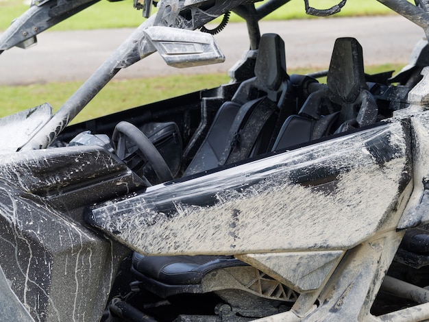 Fechar-se. Buggy sujo do cockpit ATV UTV.