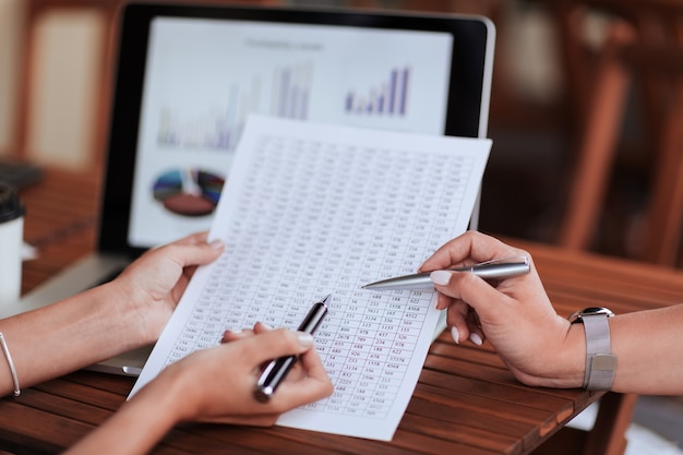 Foto fechar-se. colegas analisando informações financeiras gerais. conceito de negócios.