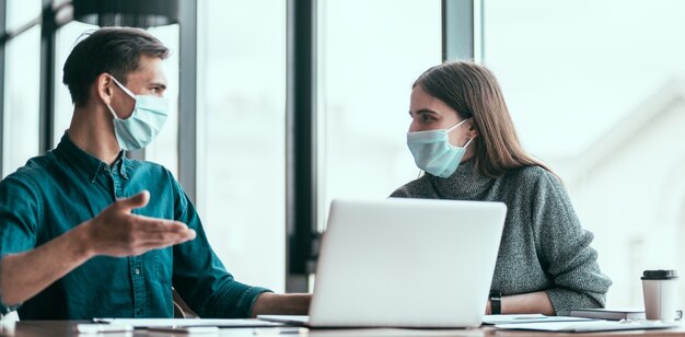 Fechar-se. colegas de trabalho discutindo novas ideias. dias de trabalho de escritório.