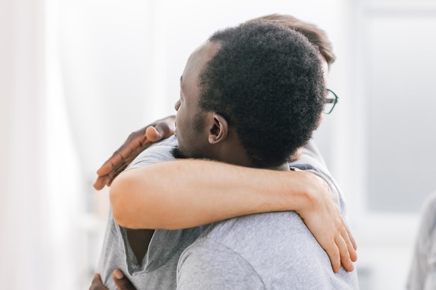 Fechar-se. dois amigos estudantes felizes se abraçando