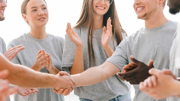 Fechar-se. dois líderes de jovens apertando as mãos. negócios e educação