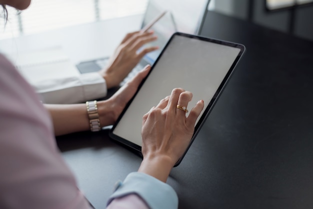 Fechar-se. duas empresária usando tablet digital na reunião.