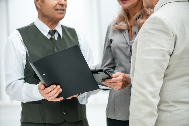 Fechar-se. empresária discutindo o plano de trabalho com os colegas. dias de semana de escritório