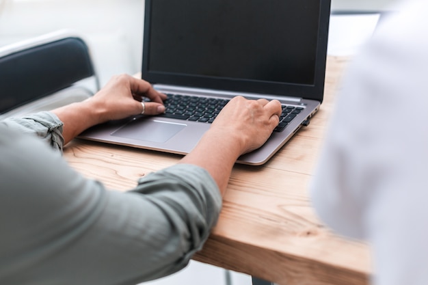 Fechar-se. empresário digitando no laptop do teclado. pessoas e tecnologia