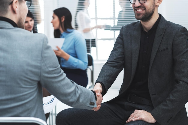 Fechar-se. empresários apertando as mãos de acordo. conceito de sucesso