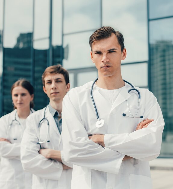 Fechar-se. equipe de médicos em pé em uma rua da cidade. foto com uma cópia-espaço.