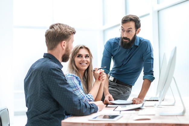 Fechar-se. equipe de negócios discutindo novas idéias. o conceito de trabalho em equipe