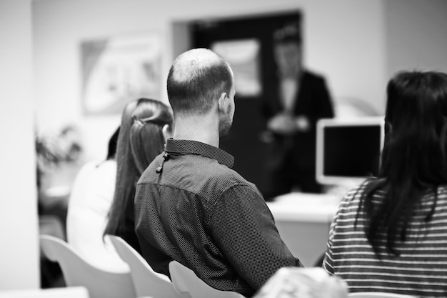 Fechar-se. equipe de negócios no escritório de fundo desfocado. conceito de negócios. foto preto e branco