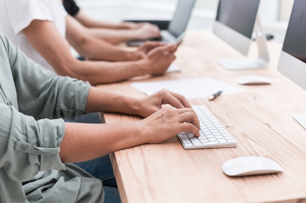 Fechar-se. equipe de negócios sentada na sala do computador. pessoas e tecnologia