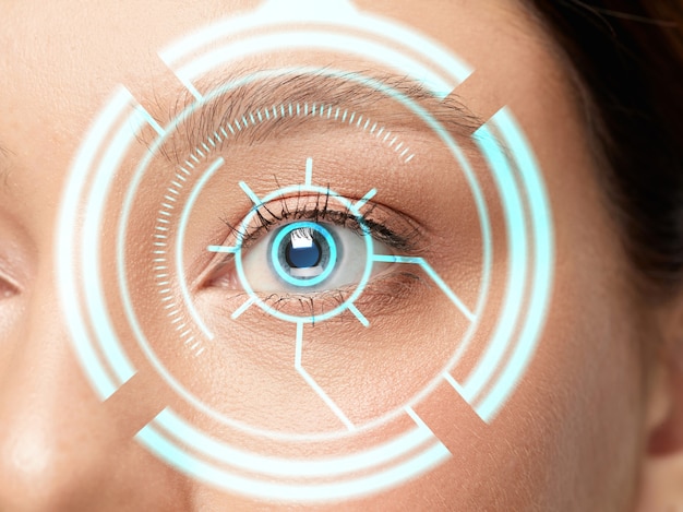 Fechar-se. Futura mulher com painel de olho de tecnologia cibernética, interface de ciberespaço, conceito de oftalmologia. Olhos de mulher bonitos com identificação moderna, tratamento médico para foco. Efeitos visuais.