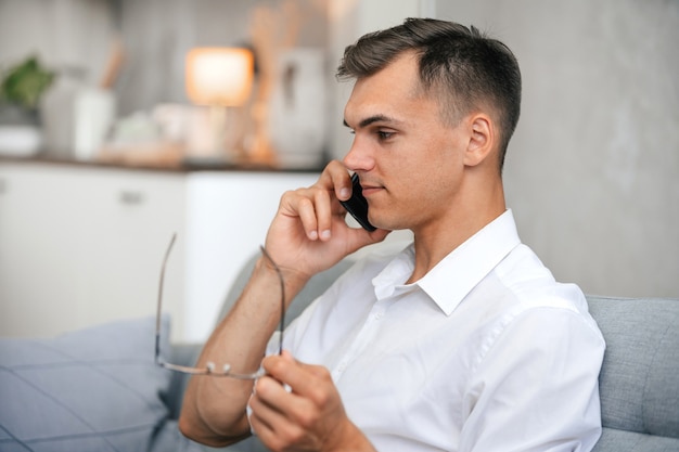 Fechar-se. jovem atraente falando em um smartphone.