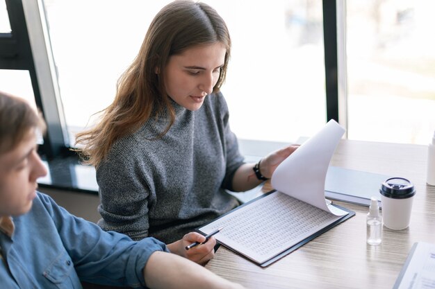 Fechar-se. jovem trabalhando com documentos de negócios. conceito de negócios