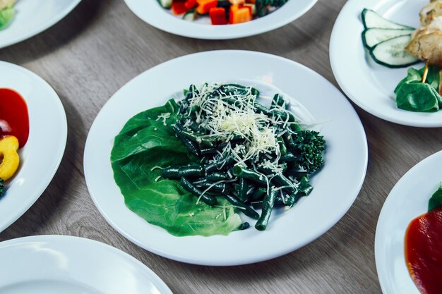 Fechar-se. lanche vegetal em um prato branco