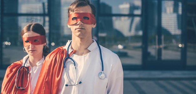 Fechar-se. médicos são super-heróis em uma rua da cidade. foto com uma cópia-espaço.