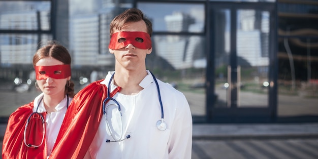 Fechar-se. médicos são super-heróis em uma rua da cidade. foto com uma cópia-espaço.