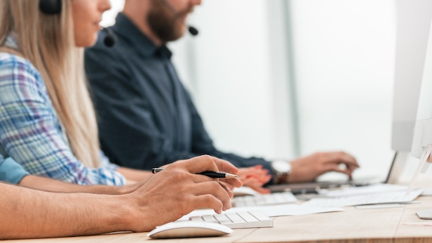 Fechar-se. operadores de call center no local de trabalho. pessoas e tecnologia