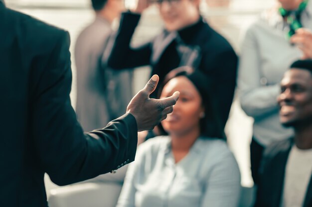 Foto fechar-se. palestrante faz perguntas aos participantes do seminário de negócios