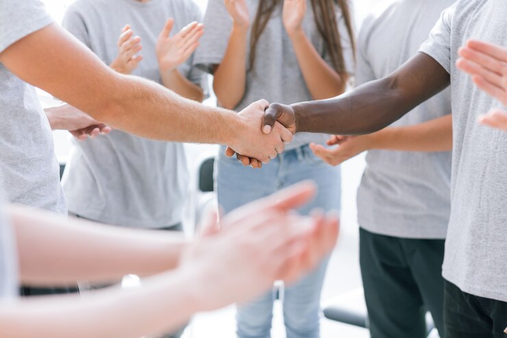Foto fechar-se. participantes do fórum de jovens aplaudindo seus líderes. negócios e educação