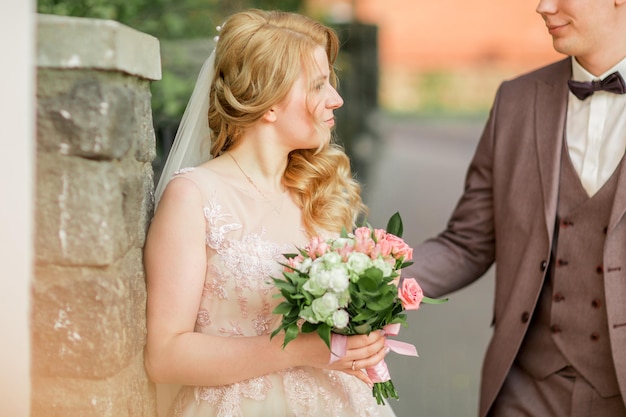 Fechar-se. recém-casados em pé em uma rua da cidade. feriados e eventos