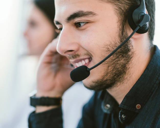 Fechar-se. retrato da operadora do call center. foto com espaço de cópia