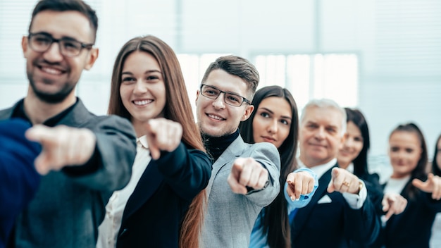 Fechar-se. um grupo de diversos empresários apontando para a frente