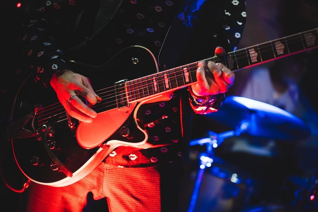 Fechar tocar guitarra elétrica em um show de rock