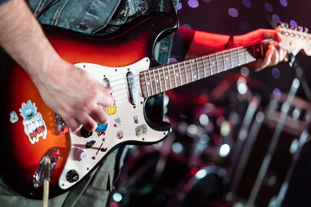 Fechar tocar guitarra elétrica em um show de rock