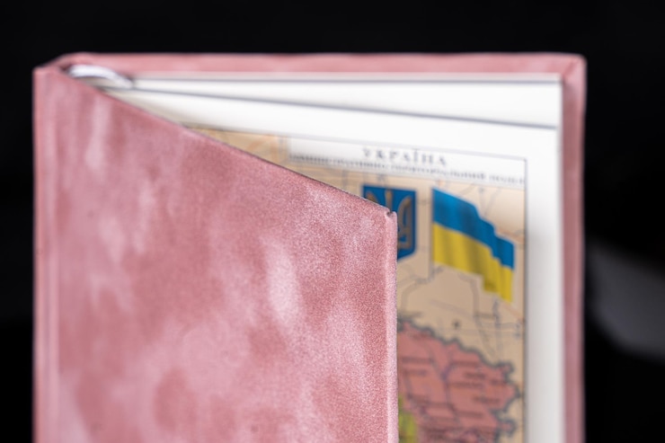 Foto fechar um caderno fofo de veludo em branco com páginas abertas mapa ucraniano e bandeira em fundo preto com traçado de recorte