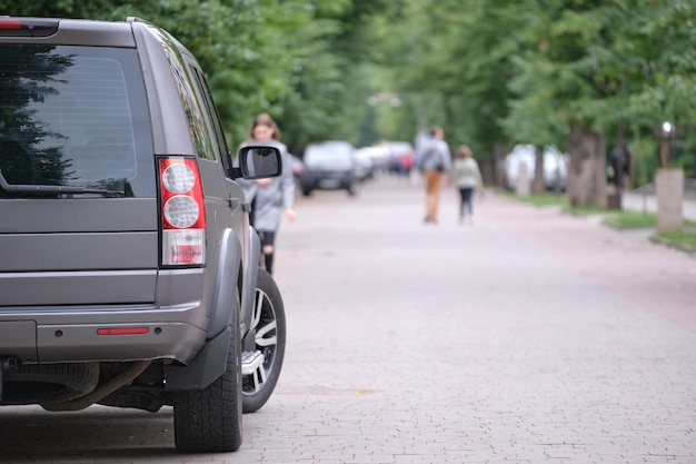 Fechar um carro estacionado na rua da cidade Conceito de tráfego urbano