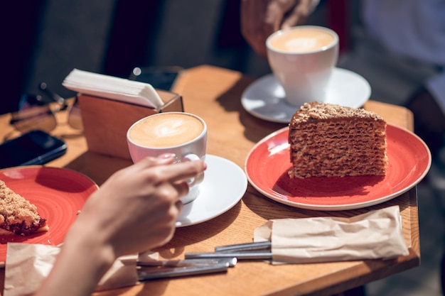 Fechar uma mesa com café e sobremesa