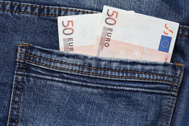 Fechar uma nota de 50 euros no bolso de uma calça jeans